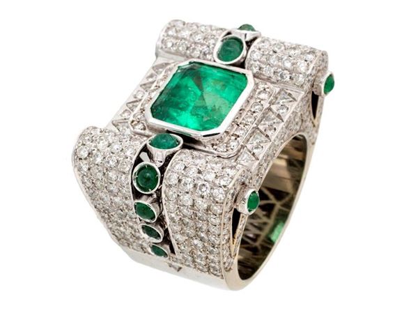 Anello con smeraldo e brillanti