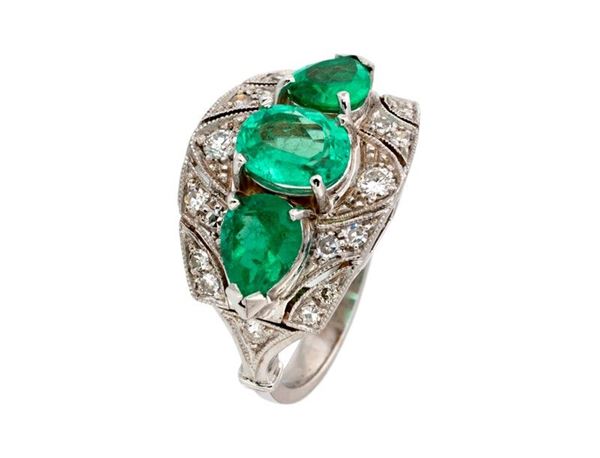 Anello trilogy di smeraldi