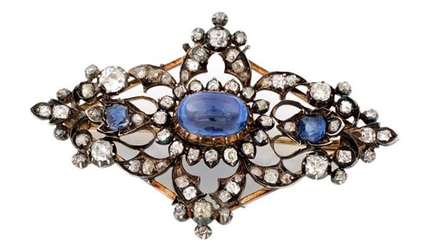 Antica spilla con zaffiro cabochon
