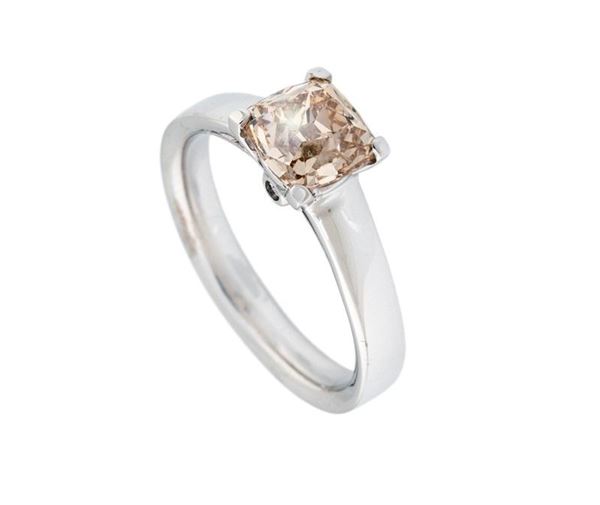 Anello con diamante cushion