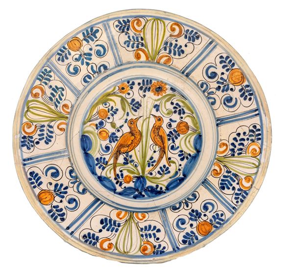 Piatto in maiolica   - Asta Antiquariato Dipinti Antichi e del XIX secolo, Arredi, Tappeti, e Argenti - Casa d'Aste Arcadia
