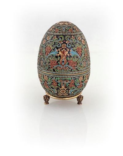 Uovo in Argento Dorato e Smalti Policromi Cloisonné