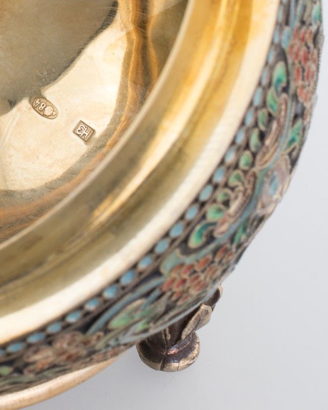 Uovo in Argento Dorato e Smalti Policromi Cloisonné