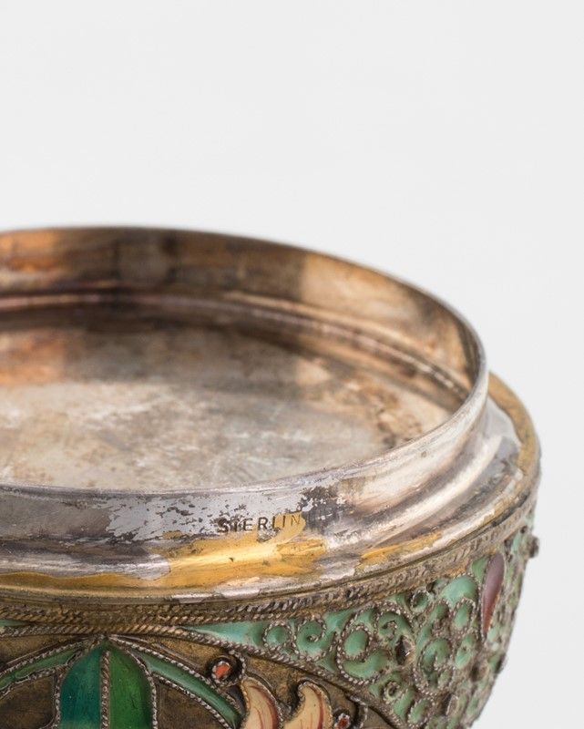 Piccolo Uovo in Argento Dorato e Smalti Policromi Cloisonné