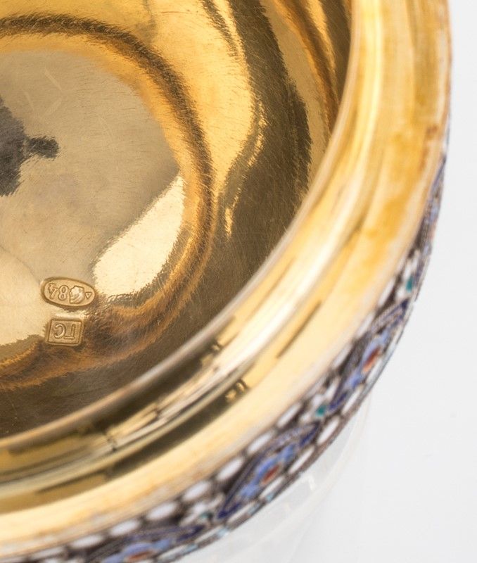 Uovo in Argento Dorato e Smalti Policromi Cloisonné
