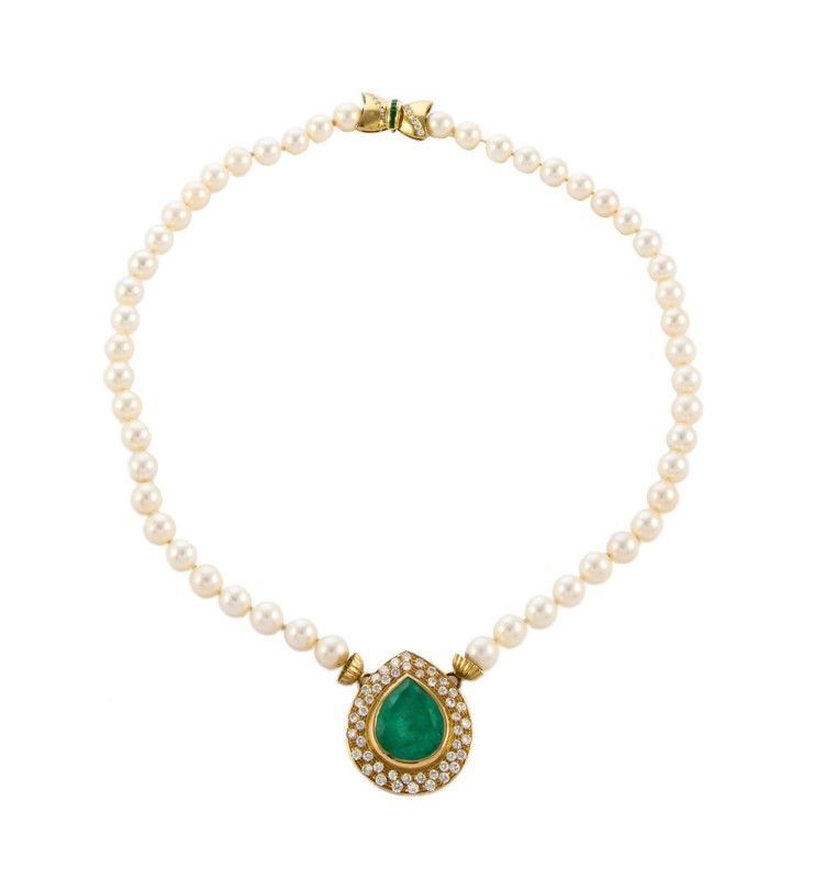 Girocollo con Filo Perle Giapponesi ,smeraldo a Goccia 14 Ct. Circa, e Brill Ct.2,90 Circa