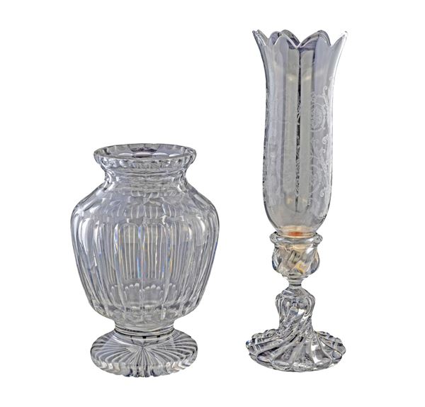 Lotto composto da un vaso da fiori in cristallo e un candeliere in cristallo di Baccarat.