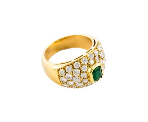Anello in oro giallo con brill. e piccolo smeraldo