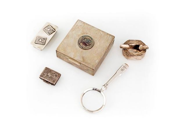 Lotto composto da cinque oggetti da tavolo in argento