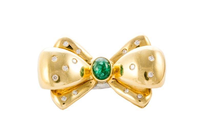 Spilla Fiocco in Oro Giallo con Smeraldo Cabouchon e Brill. Gr.14,50 Totali