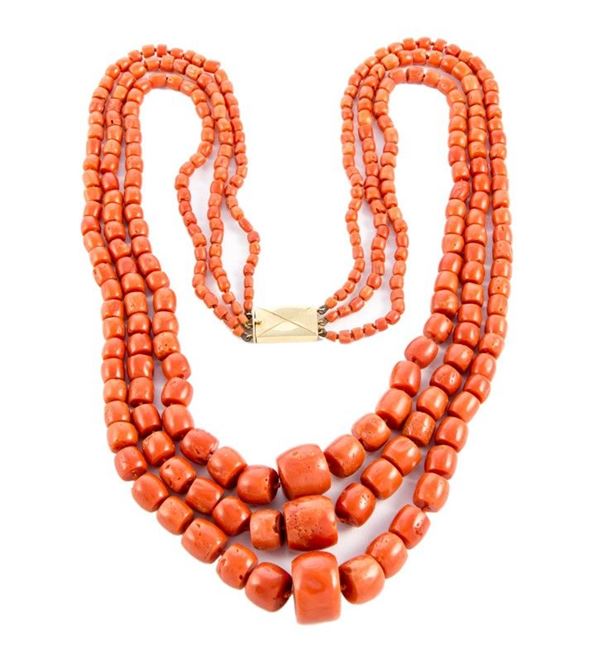 Collana in corallo rosso chiusura oro giallo gr.176,70 totali