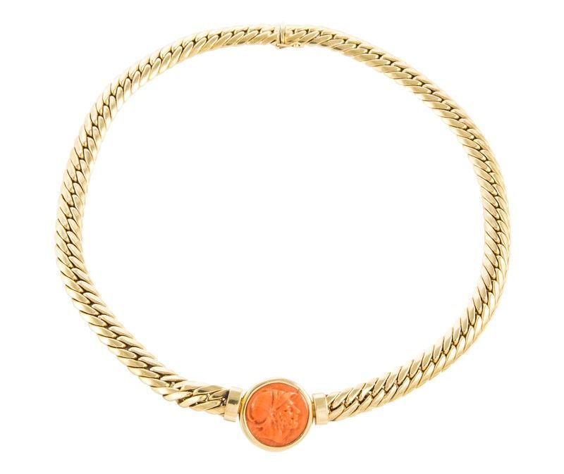 Collana in Oro Giallo con Centro in Corallo Inciso Gr.33,70 Totali