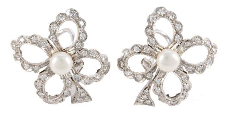 Orecchini a Quattro Petali Oro Bianco Gr 14,20 64 Brillanti Ct 1,32