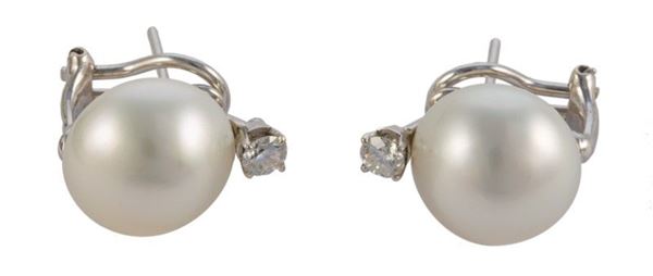 Orecchini oro bianco gr 5,90 con perle australia ct 40,80, 2 brillanti ct 0,62 G-VVS2