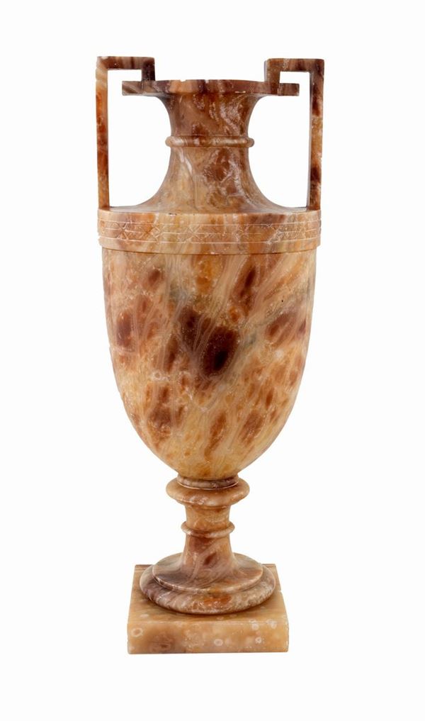 Vaso ad anfora in alabastro  - Asta Antiquariato Dipinti Antichi e del XIX secolo, Arredi, Tappeti, e Argenti - Casa d'Aste Arcadia