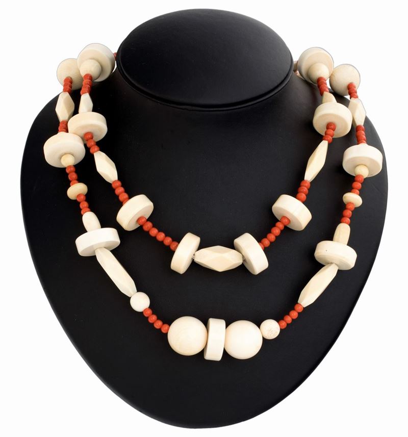 Lunga Collana di Corallo e Avorio
