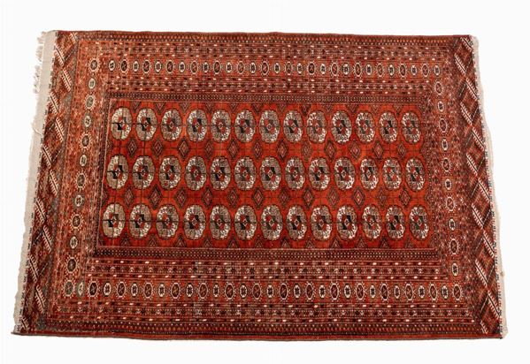 Tappeto Bukhara  - Asta Mobili, Arredi, Dipinti Antichi e del XIX Secolo e una Collezione di Pastori del Presepe Napoletano del 700 - Casa d'Aste Arcadia