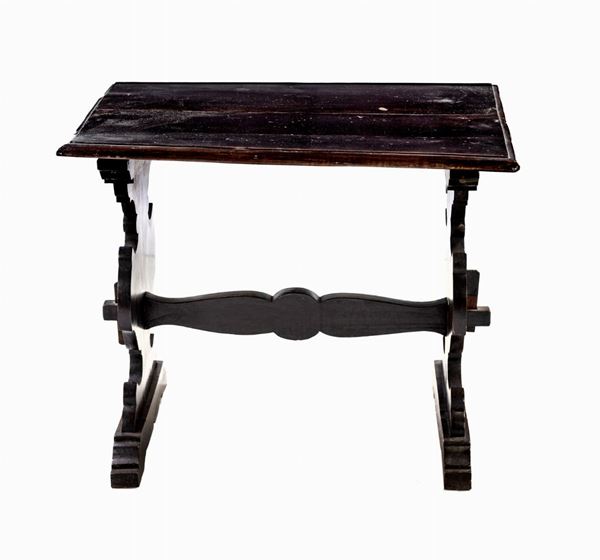 Tavolino basso in noce   - Asta Antiquariato Dipinti Antichi e del XIX secolo, Arredi, Tappeti, e Argenti - Casa d'Aste Arcadia