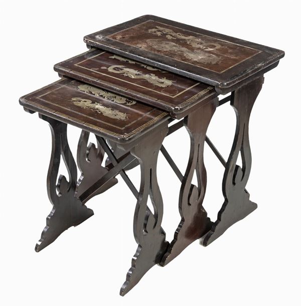 Tre tavoli a nido  - Asta Antiquariato Dipinti Antichi e del XIX secolo, Arredi, Tappeti, e Argenti - Casa d'Aste Arcadia