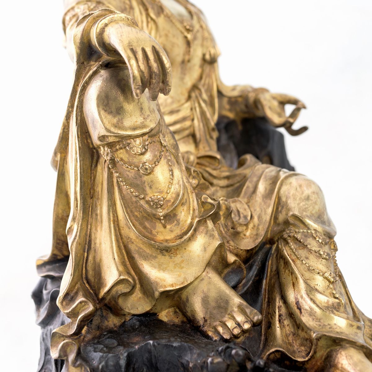 Guan Yin Bodhisattva - 铜鎏金自在观音雕像