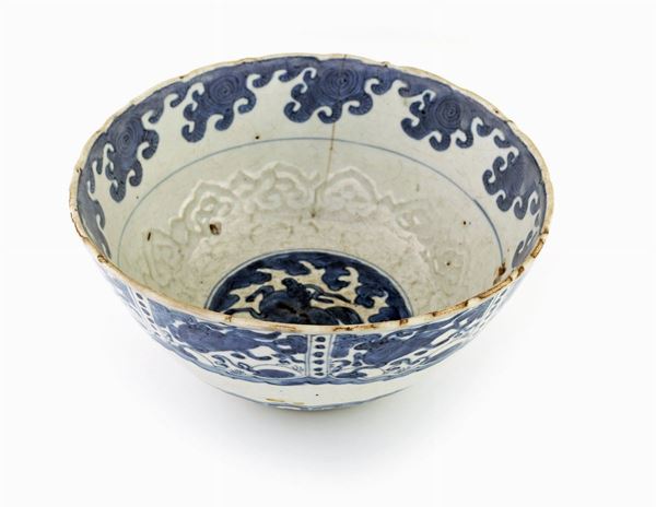 Coppetta in porcellana bianca e blu, Cina, dinastia Qing, epoca dell&#39;Imperatore Kang Xi.  - Asta Arte Orientale - Casa d'Aste Arcadia