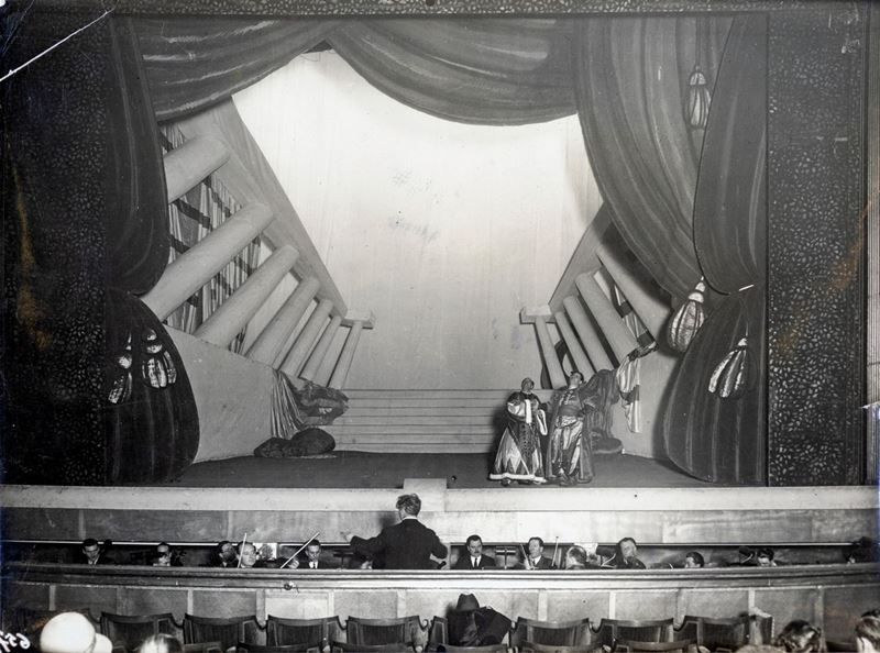 Virgilio Marchi - Fotografia di Realizzazione Teatrale "L'italiana", Atto I, Scena Ultima