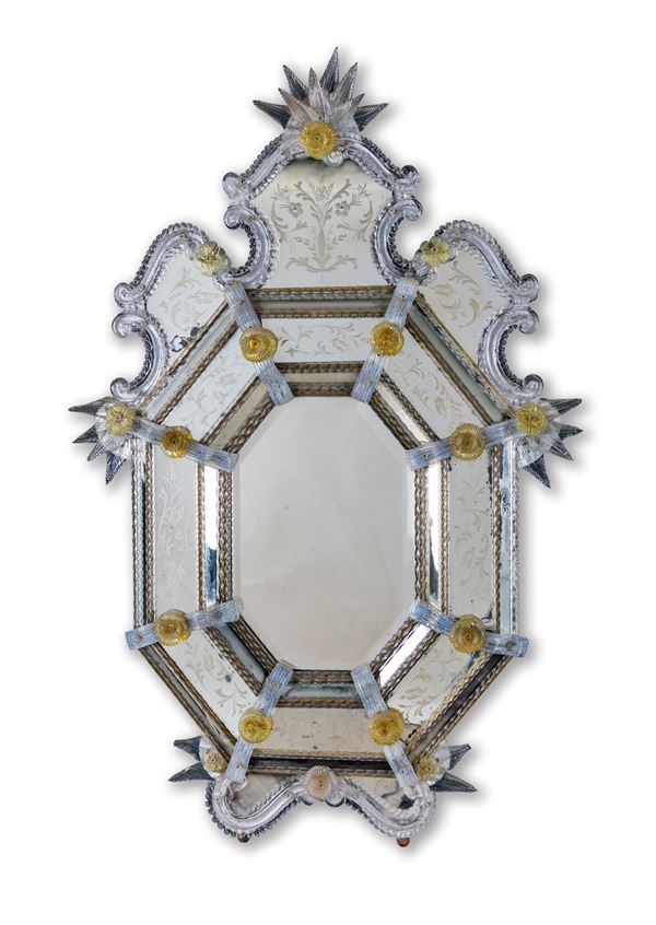 Specchiera in vetro di Murano  - Asta Mobili, Arredi, Dipinti Antichi e del XIX Secolo e una Collezione di Pastori del Presepe Napoletano del 700 - Casa d'Aste Arcadia