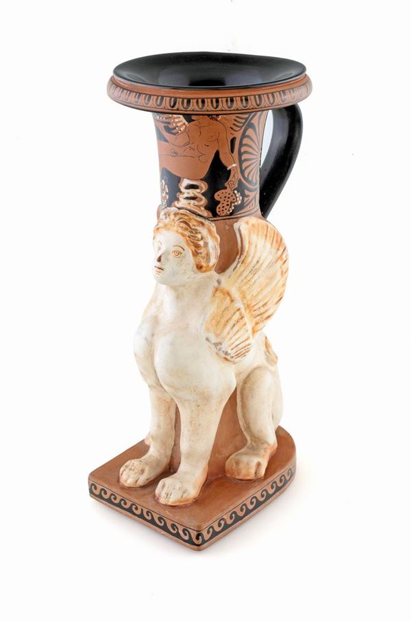 Vaso a forma di sfinge seduta