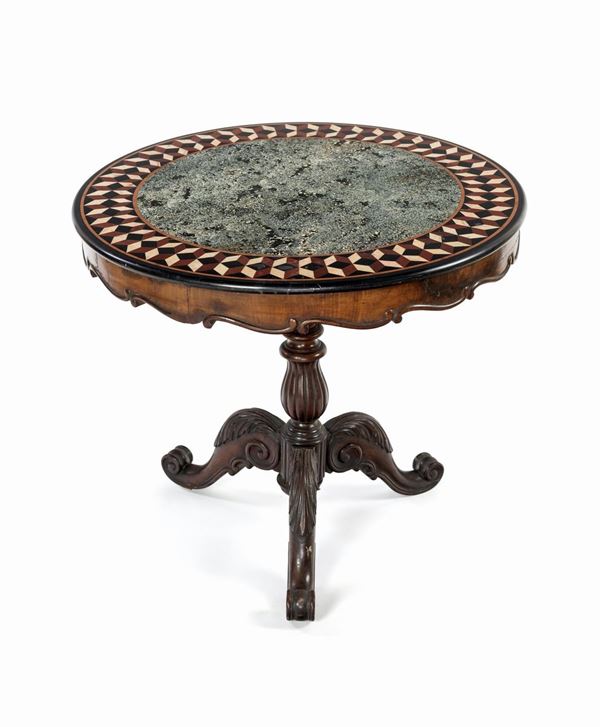 Tavolino in legno di noce   - Asta Mobili, Arredi, Dipinti Antichi e del XIX Secolo e una Collezione di Pastori del Presepe Napoletano del 700 - Casa d'Aste Arcadia