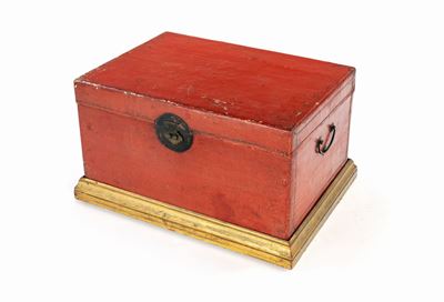 Baule in Legno Laccato Rosso. Cina XIX Secolo