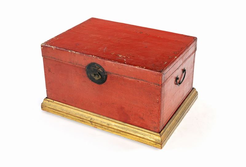 Baule in Legno Laccato Rosso. Cina XIX Secolo