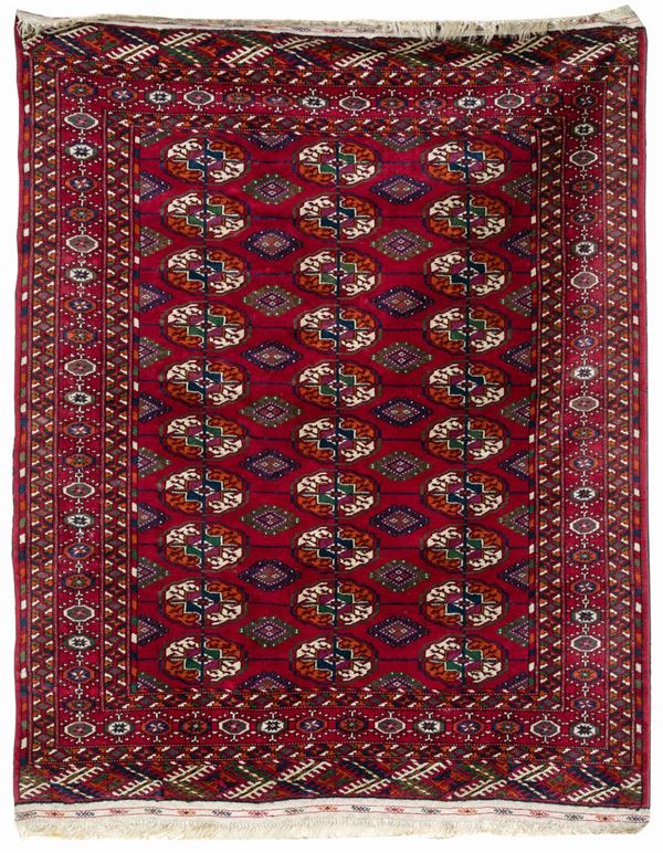 Piccolo tappeto Royal Bukara russo  - Asta Mobili, Arredi, Dipinti Antichi e del XIX Secolo e una Collezione di Pastori del Presepe Napoletano del 700 - Casa d'Aste Arcadia