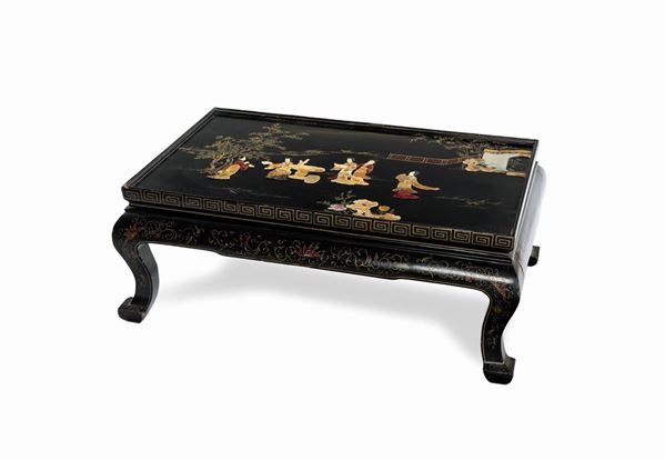 Tavolino basso in legno ebanizzato   - Asta Mobili, Arredi, Dipinti Antichi e del XIX Secolo e una Collezione di Pastori del Presepe Napoletano del 700 - Casa d'Aste Arcadia