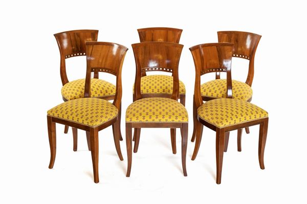 Dodici sedie in legno di frutto  - Asta Mobili, Arredi, Dipinti Antichi e del XIX Secolo e una Collezione di Pastori del Presepe Napoletano del 700 - Casa d'Aste Arcadia