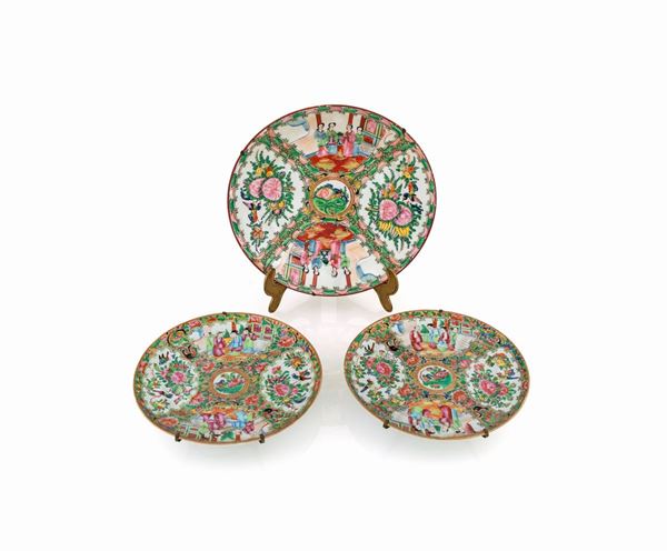 Tre piatti in porcellana   - Asta Mobili, Arredi, Dipinti Antichi e del XIX Secolo e una Collezione di Pastori del Presepe Napoletano del 700 - Casa d'Aste Arcadia