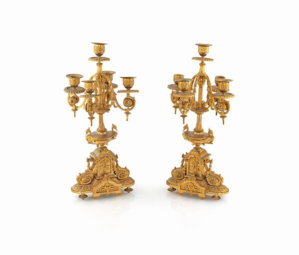 Coppia di candelabri in bronzo dorato a cinque luci  - Asta Asta a tempo di Antiquariato e Arredamento - Casa d'Aste Arcadia