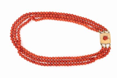 Collana di Corallo a Tre Fili