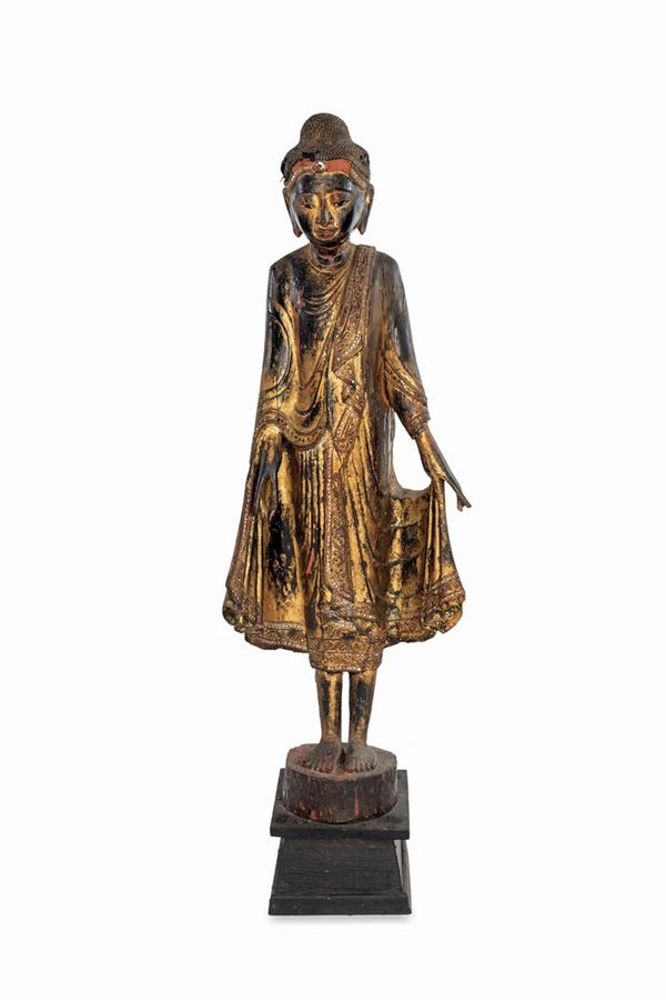Antica scultura in legno dorato raffigurante Buddha eretto