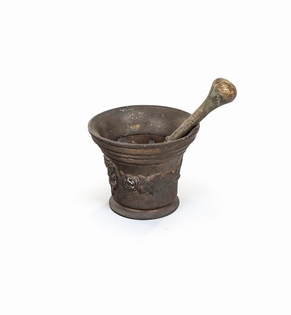 Antico mortaio in bronzo con pestello  - Asta Mobili, Arredi, Dipinti Antichi e del XIX Secolo - Casa d'Aste Arcadia