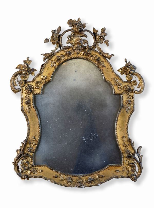 Specchiera sagomata in legno dorato, inizio del XIX secolo  - Asta Mobili, Arredi, Dipinti Antichi e del XIX Secolo - Casa d'Aste Arcadia