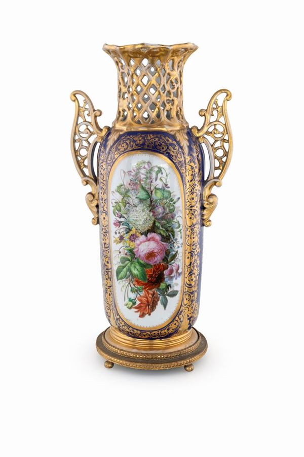 Vaso in porcellana policroma  - Asta Mobili, Arredi, Dipinti Antichi e del XIX Secolo - Casa d'Aste Arcadia