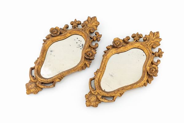 Coppia di piccole specchiere in legno dorato