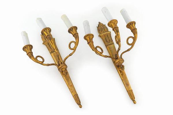 Coppia di appliques in ottone dorato a tre luci  - Asta Mobili, Arredi, Dipinti Antichi e del XIX Secolo - Casa d'Aste Arcadia