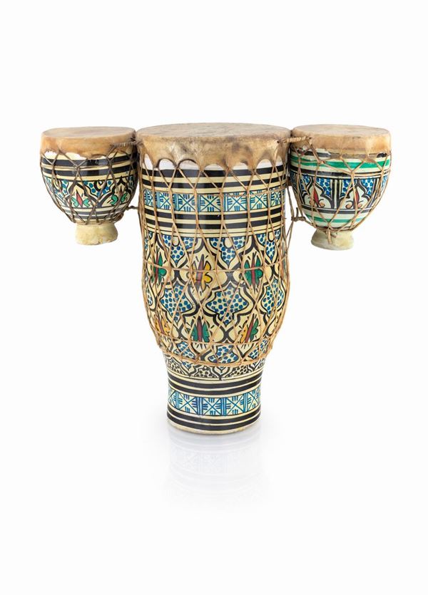 Bongo africano a tre suoni in ceramica policroma  - Asta Mobili, Arredi, Dipinti Antichi e del XIX Secolo - Casa d'Aste Arcadia