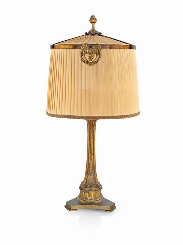 Lampada in ottone con paralume originale, inizio XX secolo  - Asta Mobili, Arredi, Dipinti Antichi e del XIX Secolo - Casa d'Aste Arcadia