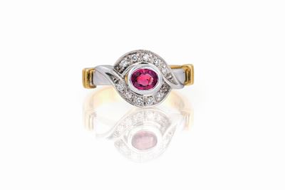 Anello con Rubino su Ovale