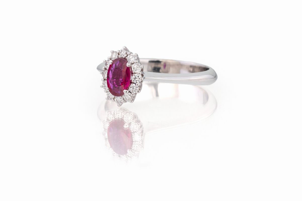 Anello con Rubino Ovale