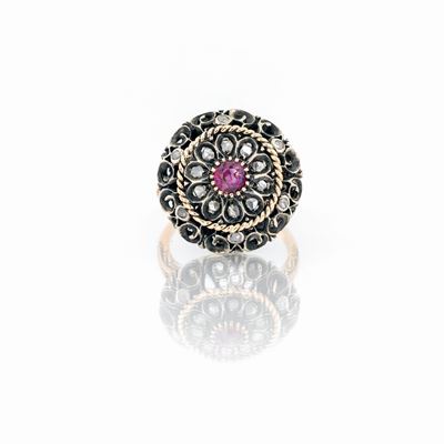Anello Antico con Rubini e Rose Diamante