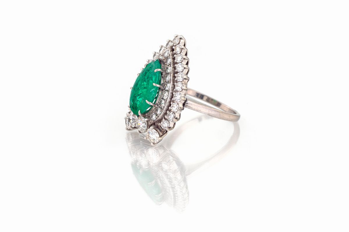 Anello con Smeraldo e Diamanti
