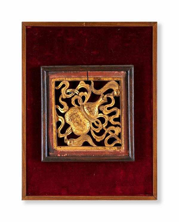 Formella quadrangolare in legno intagliato e dorato  - Asta Arte Orientale - Casa d'Aste Arcadia